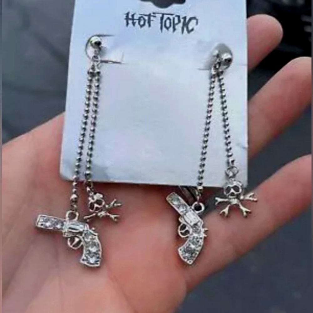 New Hot Topic Silver Skull/Pistol Dangle Earrings
